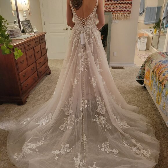 New Wedding Dress- Romantic lace and tulle A-line spaghetti strap Allure Bridals - Picture 4 of 13